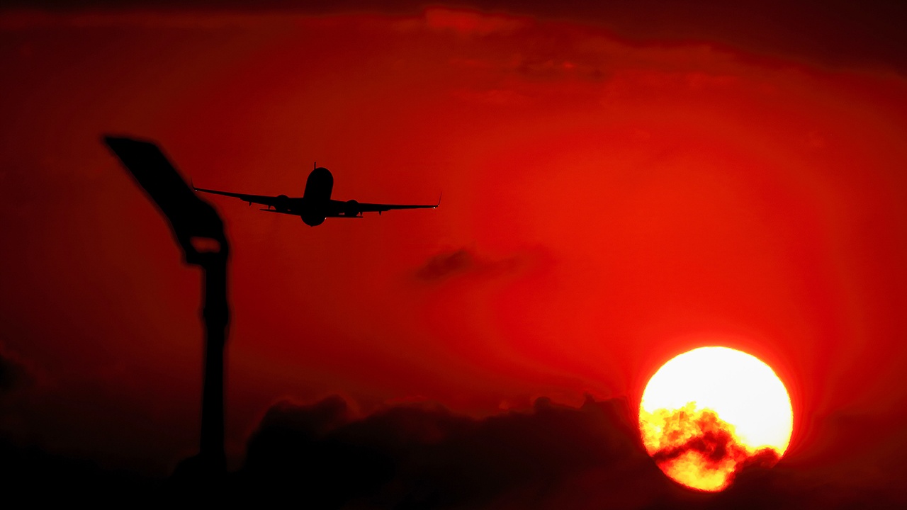 Самолет Москва-Пхукет подал сигнал бедствия и готовится к аварийной посадке