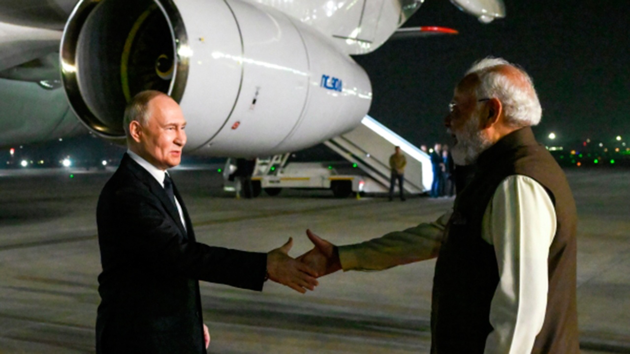 Песков назвал неожиданным решение Моди встретить Путина у самолета