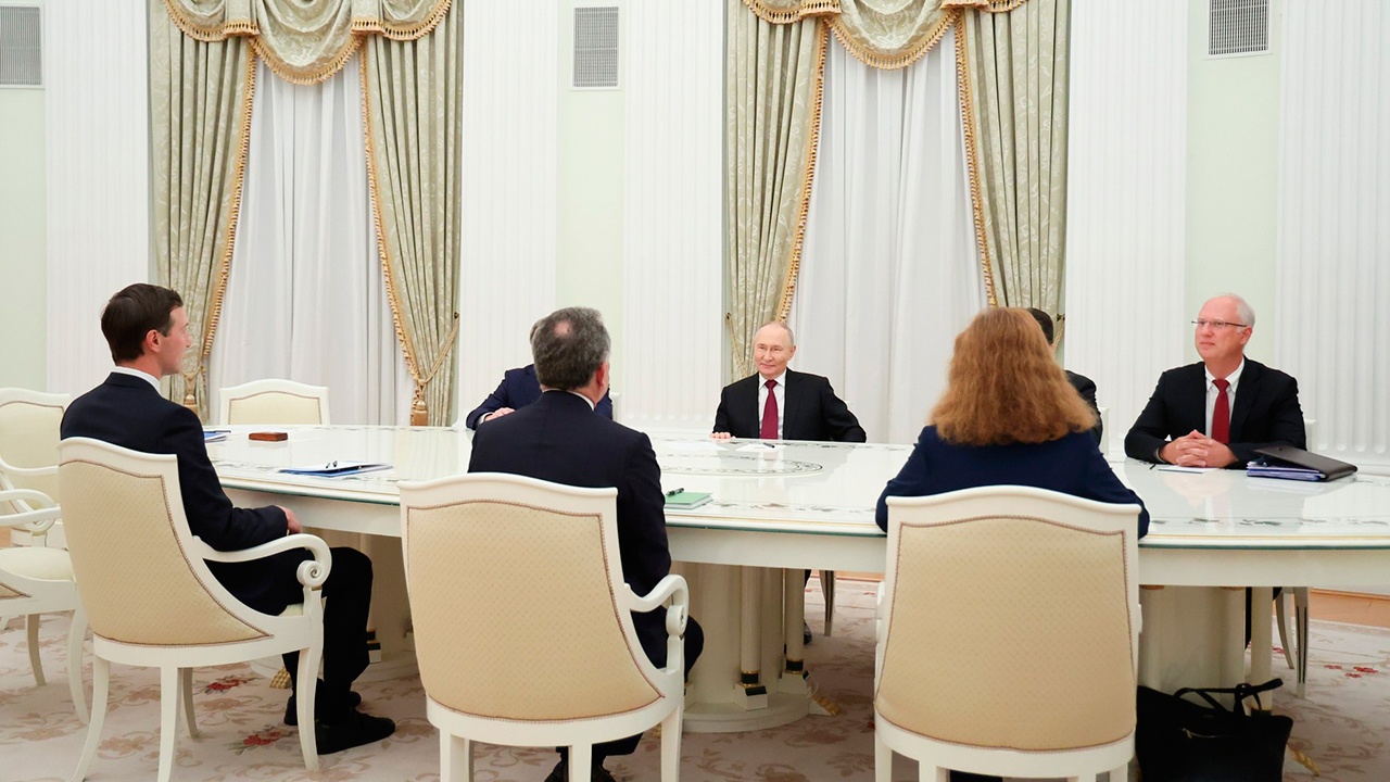 «А я один»: Путин пошутил про долгую встречу с Уиткоффом и Кушнером
