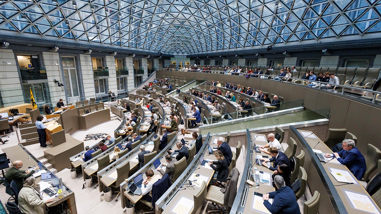 Парламент Бельгии аплодисментами поддержал речь премьера об отказе красть активы РФ