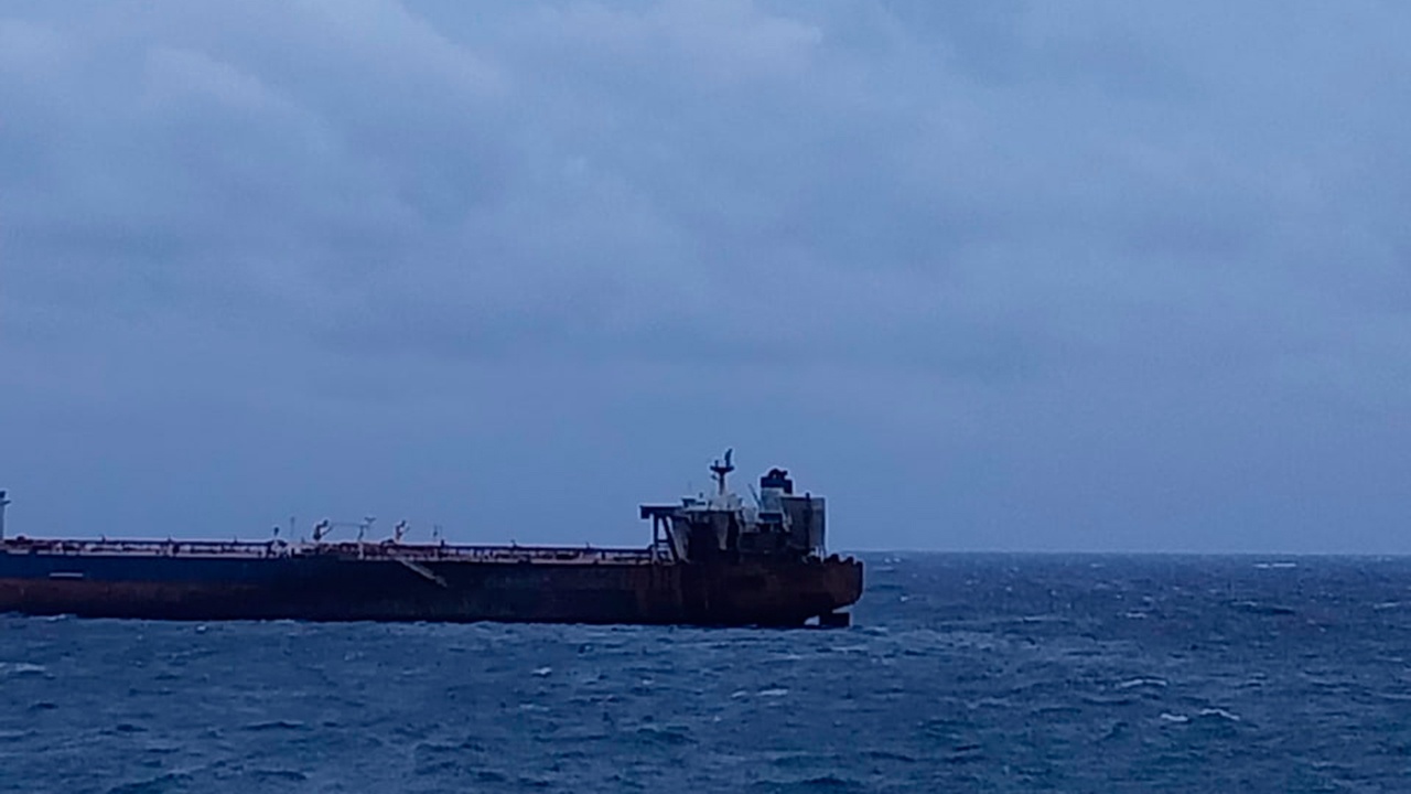 Атакованный Киевом танкер сел на мель у берегов Болгарии