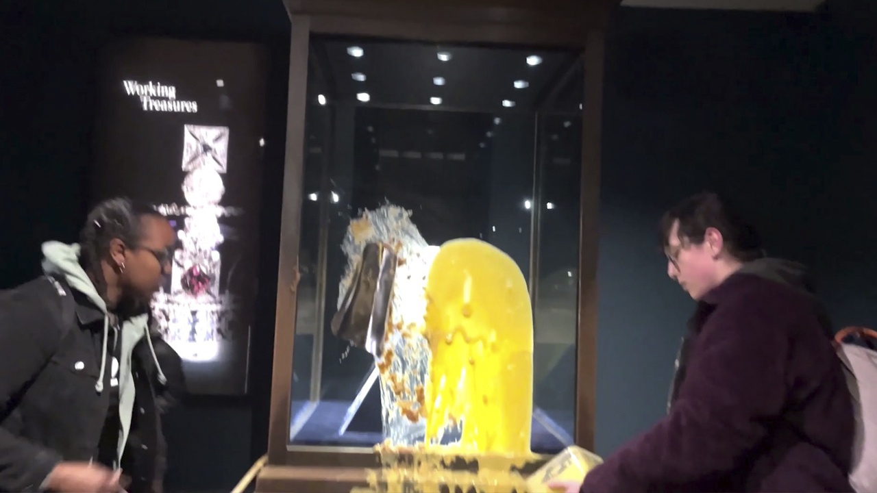 В Тауэре активисты залили едой витрину с короной Британской империи