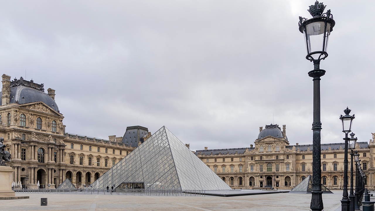 В Лувре около 400 книг затопило водой из-за протечки труб в Египетском отделе