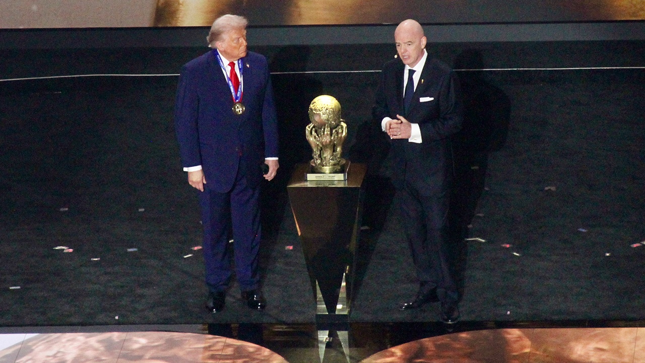 Инфантино оказался в центре скандала после вручения Трампу премии FIFA