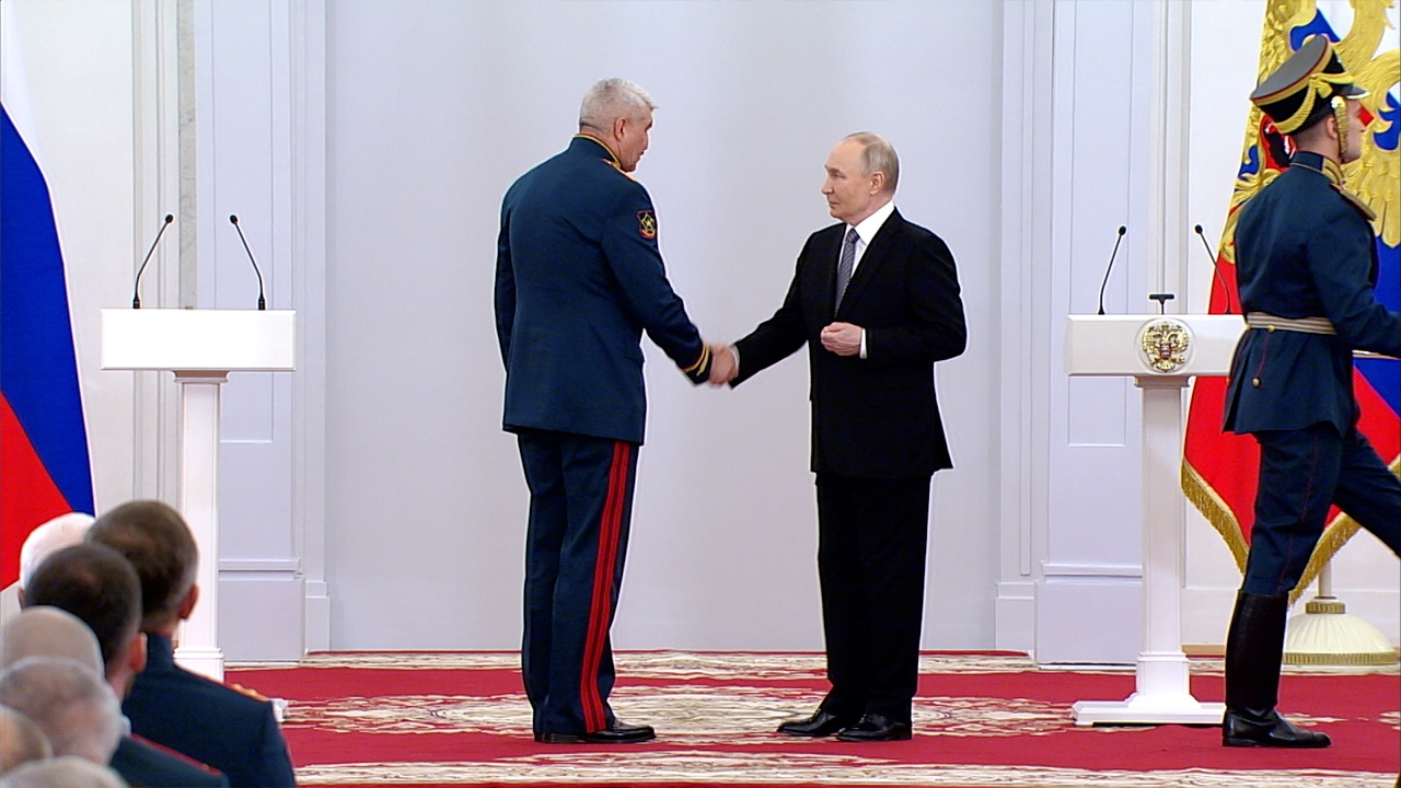 Путин вручил «Золотую Звезду» командующему группировкой войск «Запад»