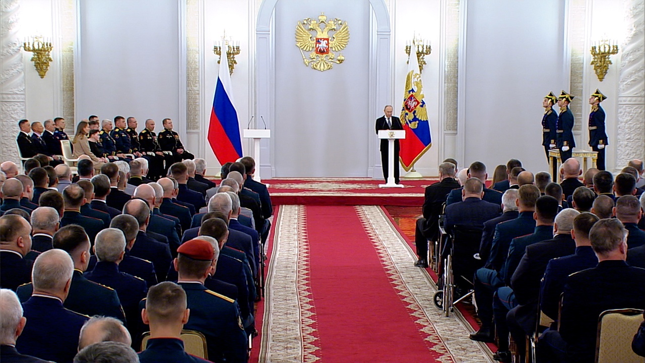Путин вручил «Золотую Звезду» командующему ГрВ «Восток» генерал-полковнику Иванаеву