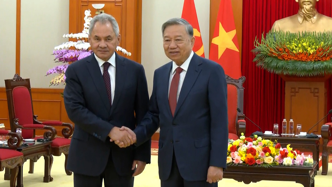 Шойгу передал дружеский привет от Путина генсеку Компартии Вьетнама