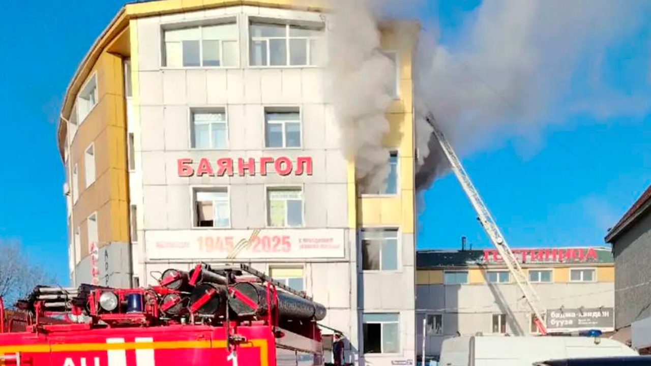 В Улан-Удэ 50 человек эвакуировались из горящего торгового центра