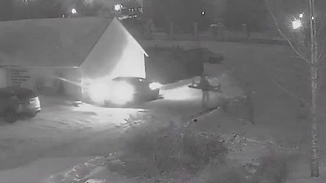 Священник поймал дебошира, громившего лавкой машины в Красноярском крае