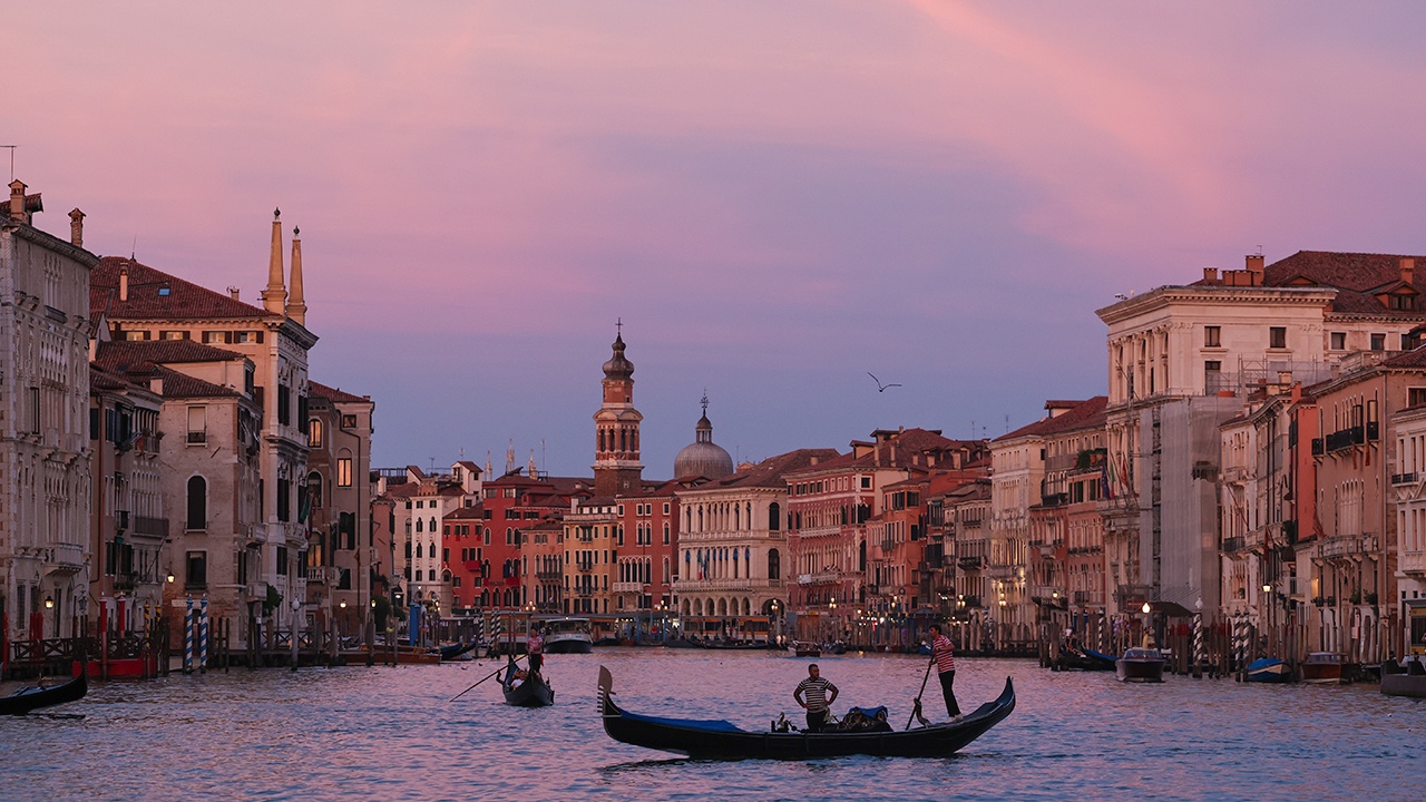 В Венеции женщина угнала лодку и врезалась на ней в мост Риальто