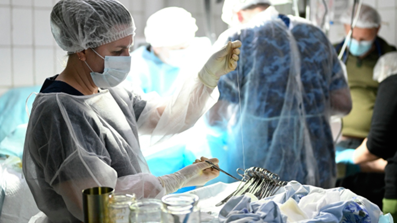 Кабмин РФ направит более 9,6 млрд рублей на зарплату врачей в 2026 году