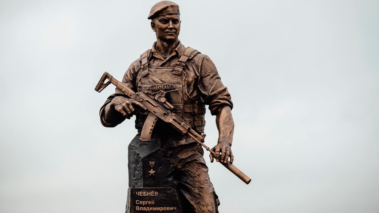 В Курчатове открыли памятник Герою России Сергею Чебневу