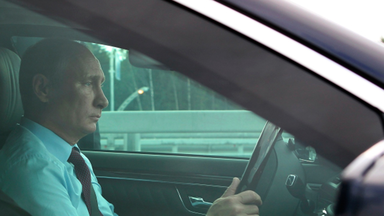 Песков рассказал, что Путин любит ездить за рулем