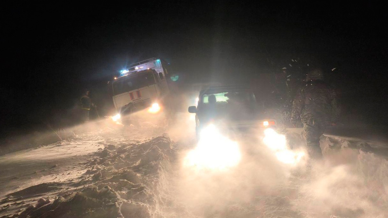 В Саратовской области из-за метели на трассе эвакуировали почти 150 человек