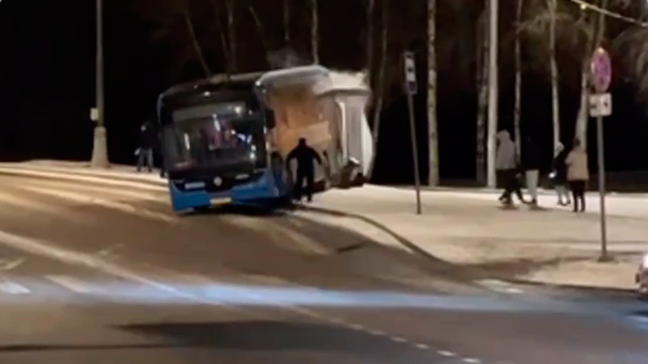 В Москве электробус без водителя снес остановку, скатившись с горки