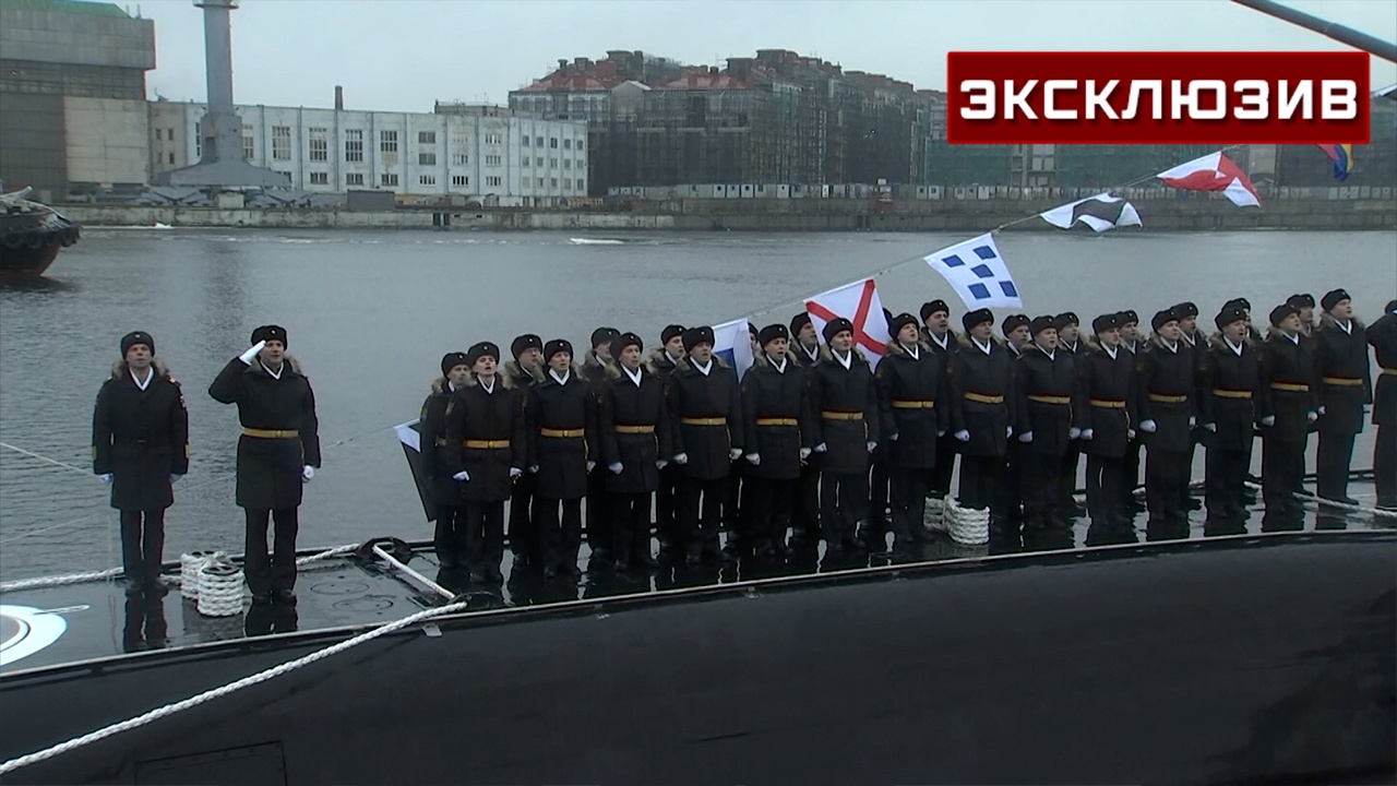 На дизель-электрической подлодке «Великие Луки» подняли Андреевский флаг