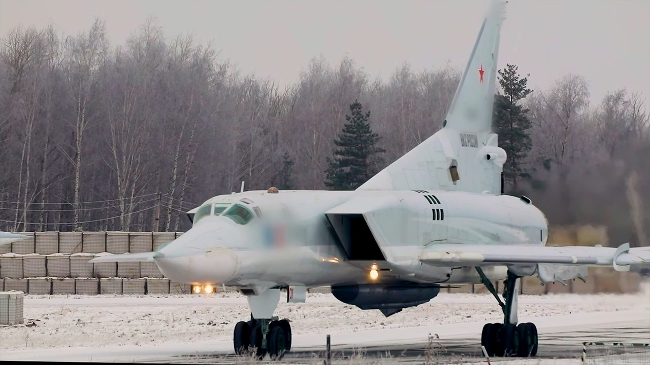 Экипажи Ту-22М3 выполнили полет над водами Черного моря 