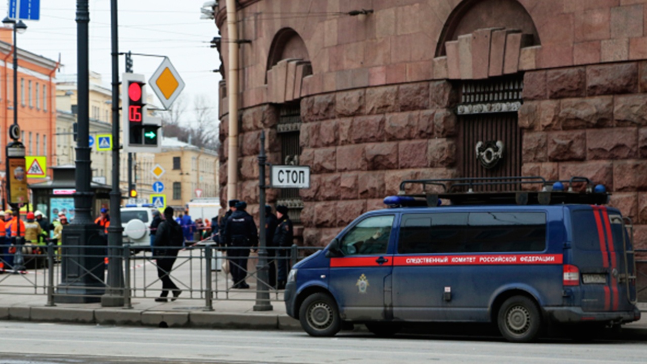 Подростку и охраннице предъявили обвинения после нападения на школу в Петербурге
