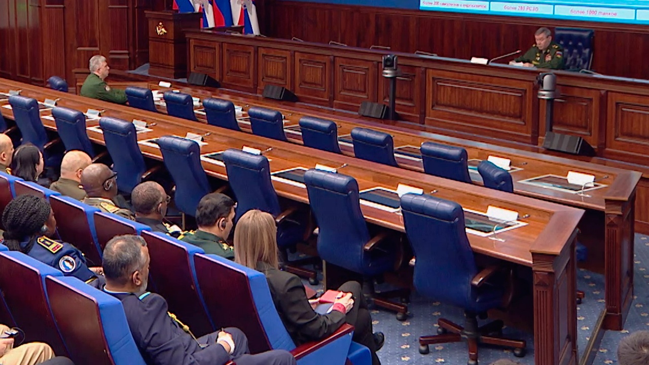 Герасимов: Запад пытается нанести РФ стратегическое поражение