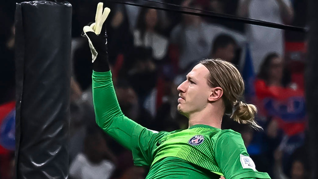 Сломавший руку Сафонов поблагодарил россиян за слова поддержки