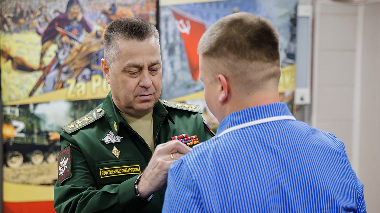 Замминистра обороны РФ Санчик вручил госнаграды проходящим лечение бойцам