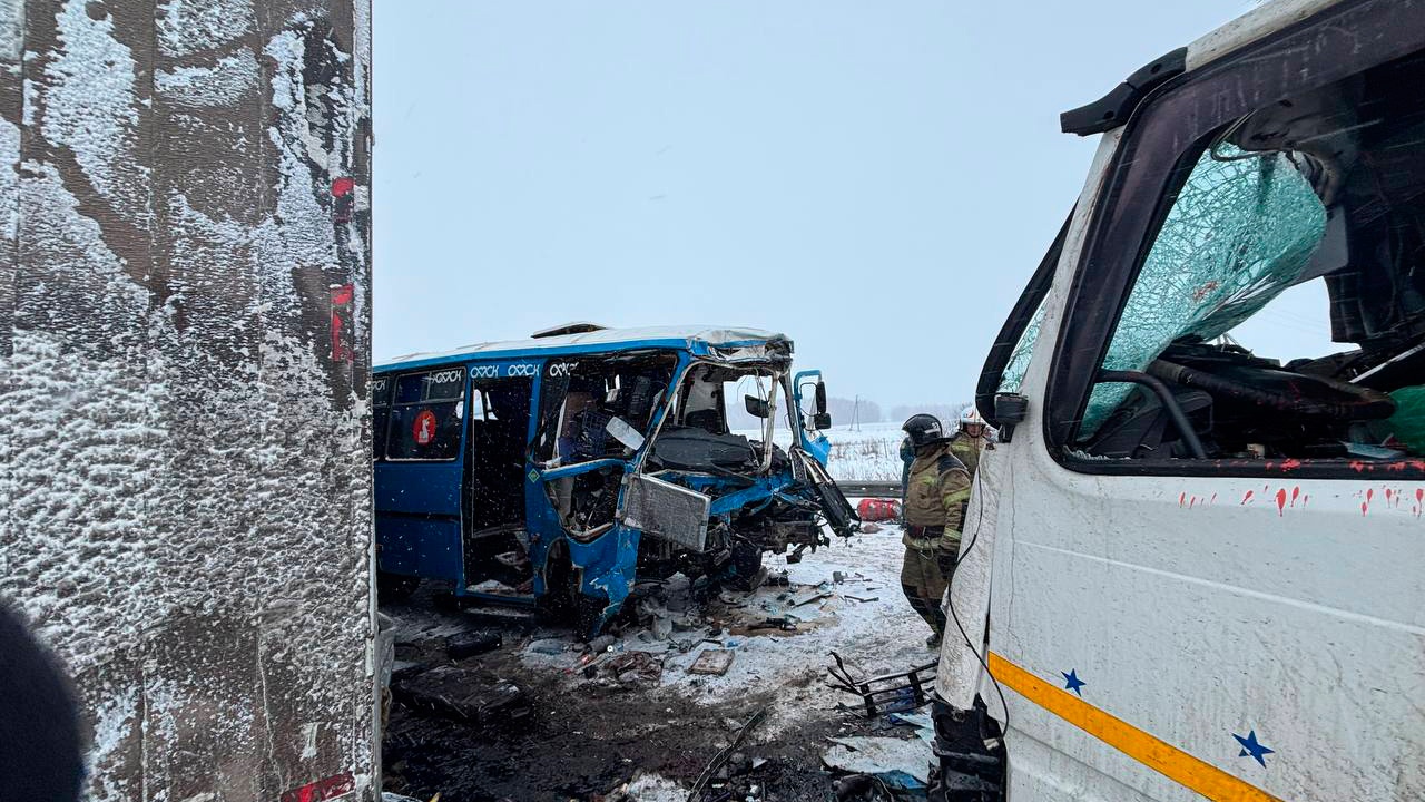 Появились кадры последствий смертельного ДТП в Омской области