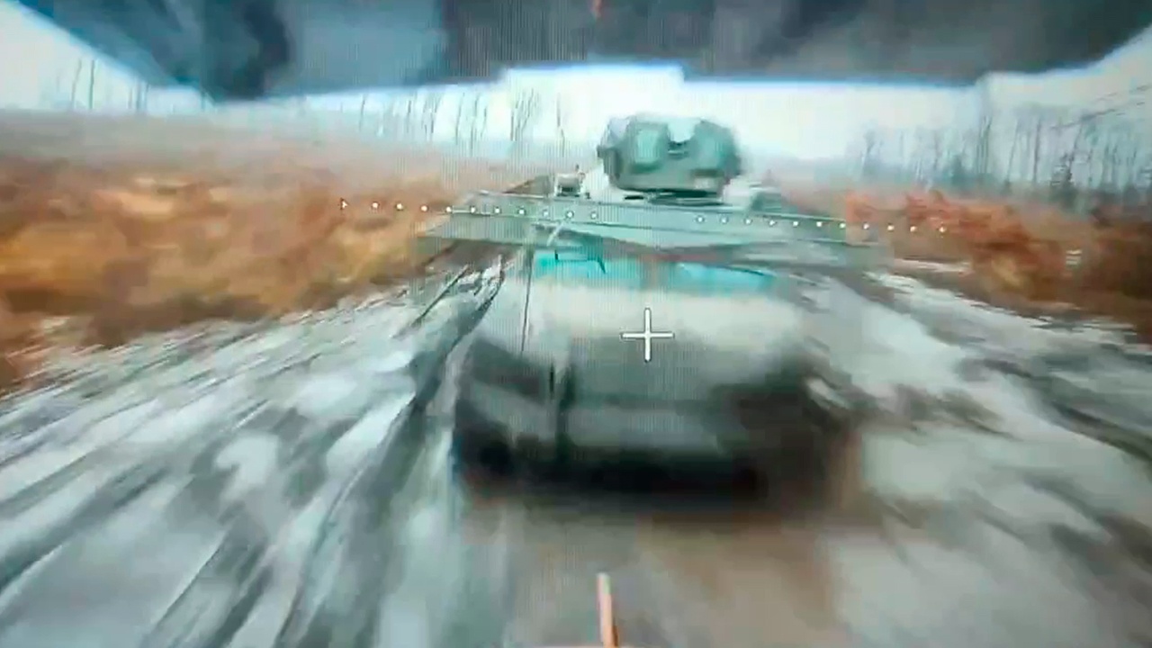 Операторы БПЛА уничтожили бронеавтомобили HMMWV и MaxxPro в Сумской области