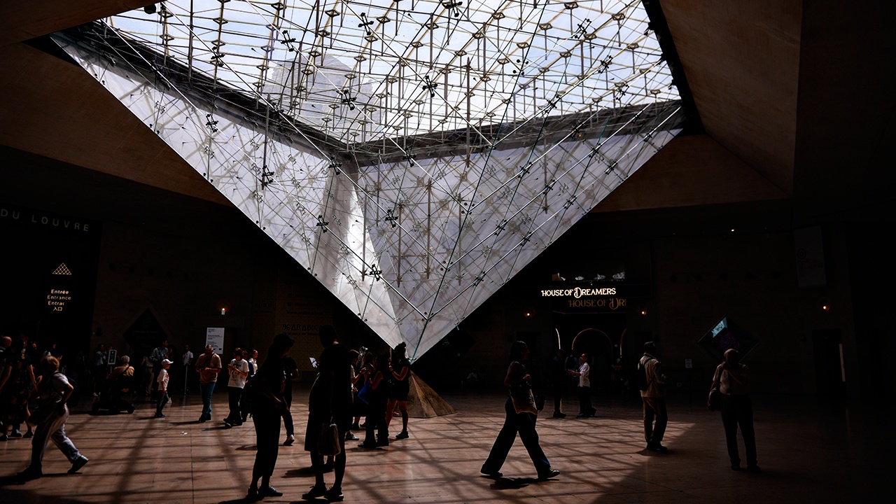 Из Лувра похитили более восьми тысяч алмазов и 200 жемчужин