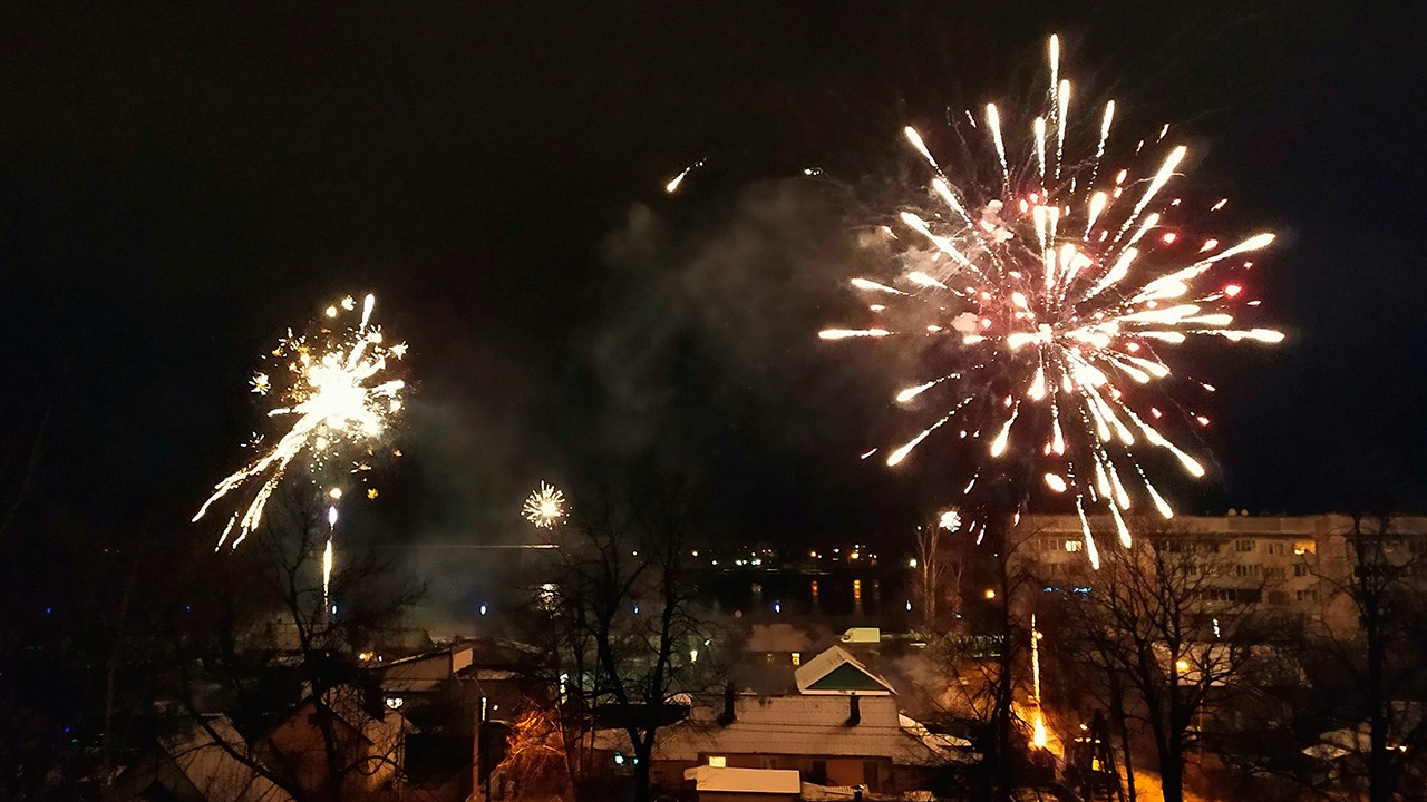 В МЧС напомнили про запрет для детей на запуск фейерверков 