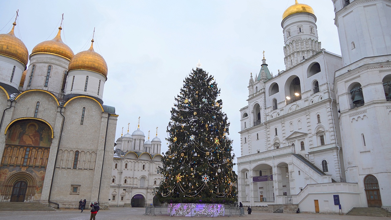 Главную новогоднюю елку России нарядили на Соборной площади Кремля