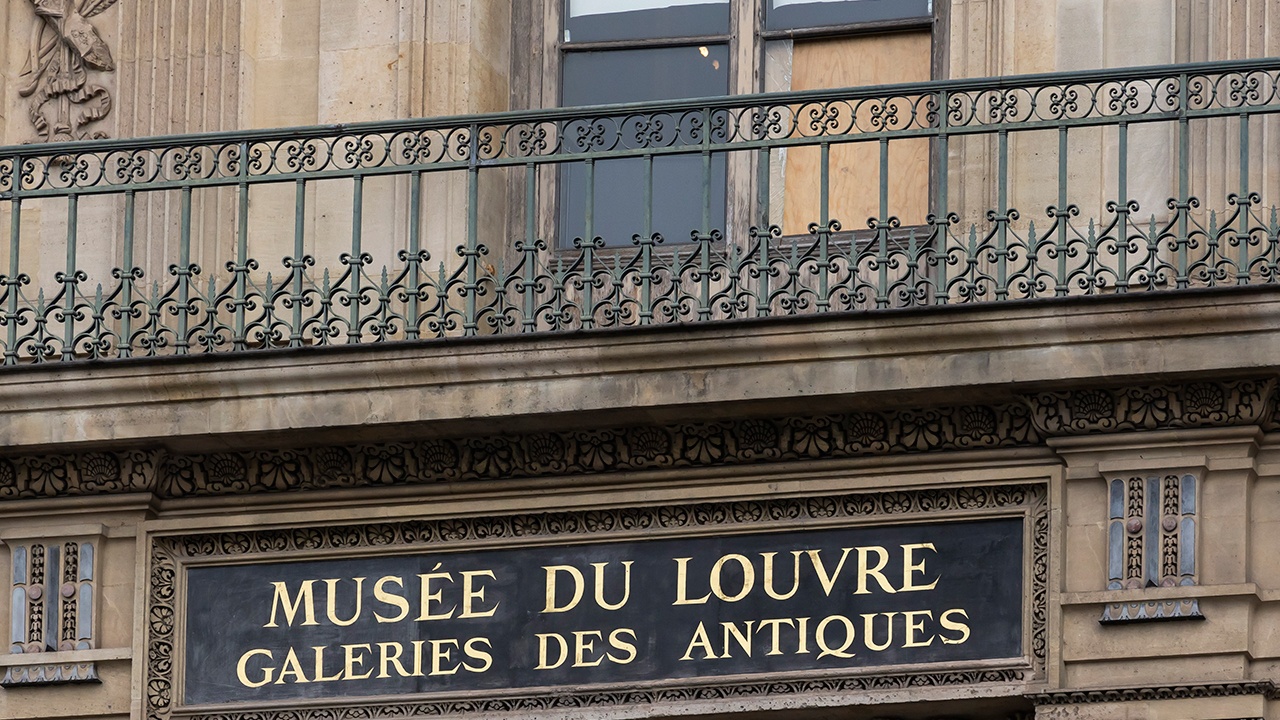 В Лувре заколотили окно, через которое воры проникли в музей