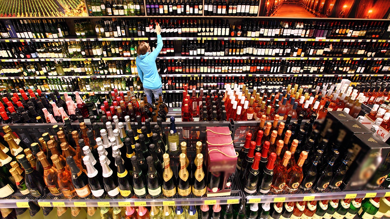 Совфед одобрил закон о проверке возраста в магазинах через Мах