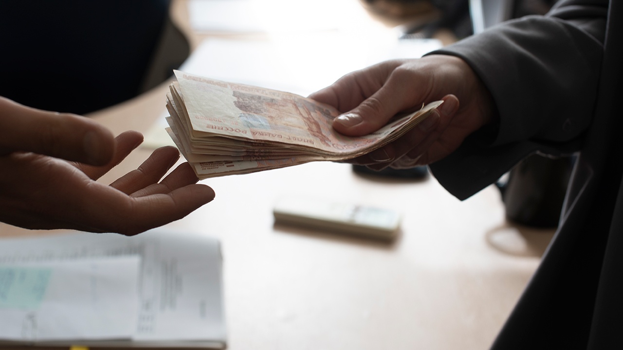 Россиянам напомнили, что работодатель не обязан выплачивать 13-ю зарплату