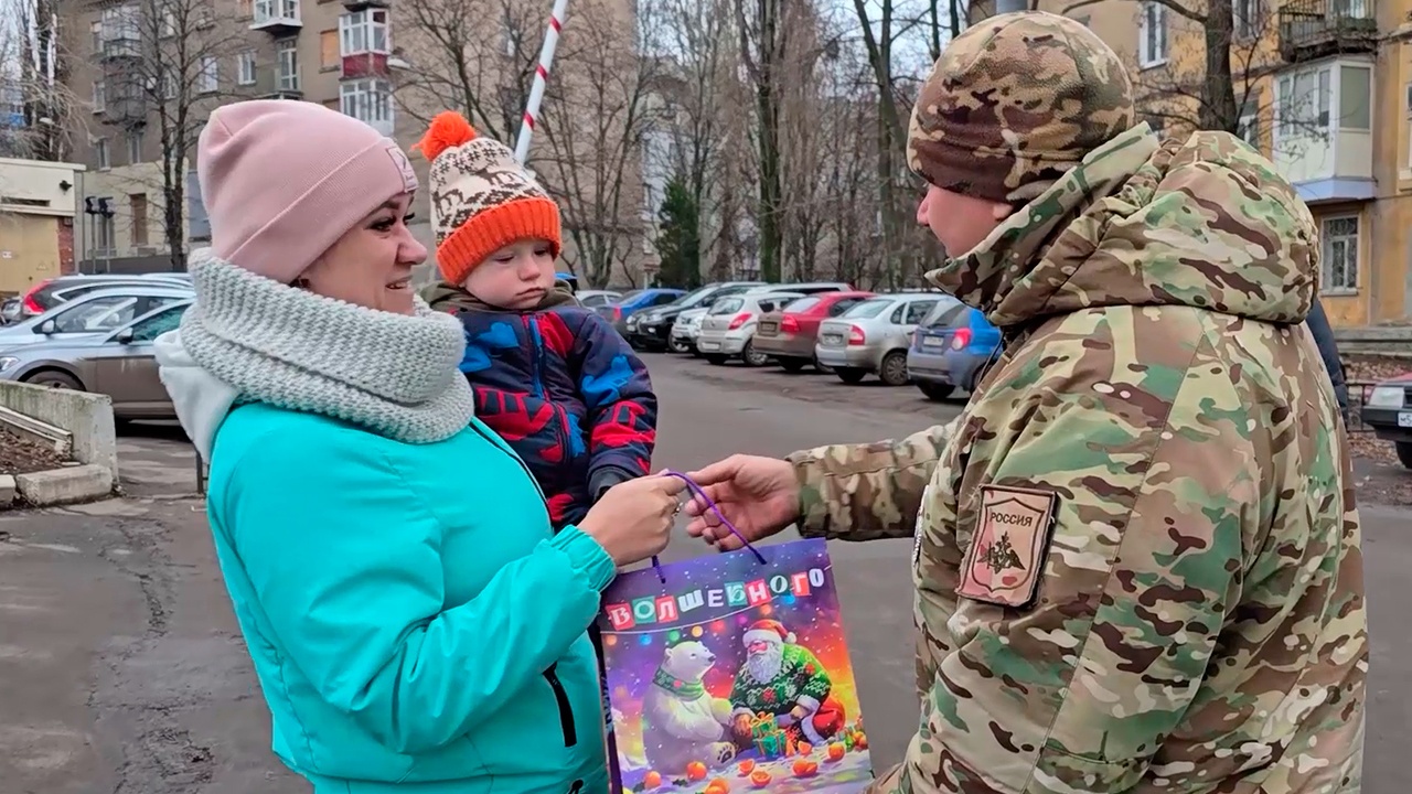 Бойцы ВС РФ поздравили детей Донецка с наступающим Новым годом