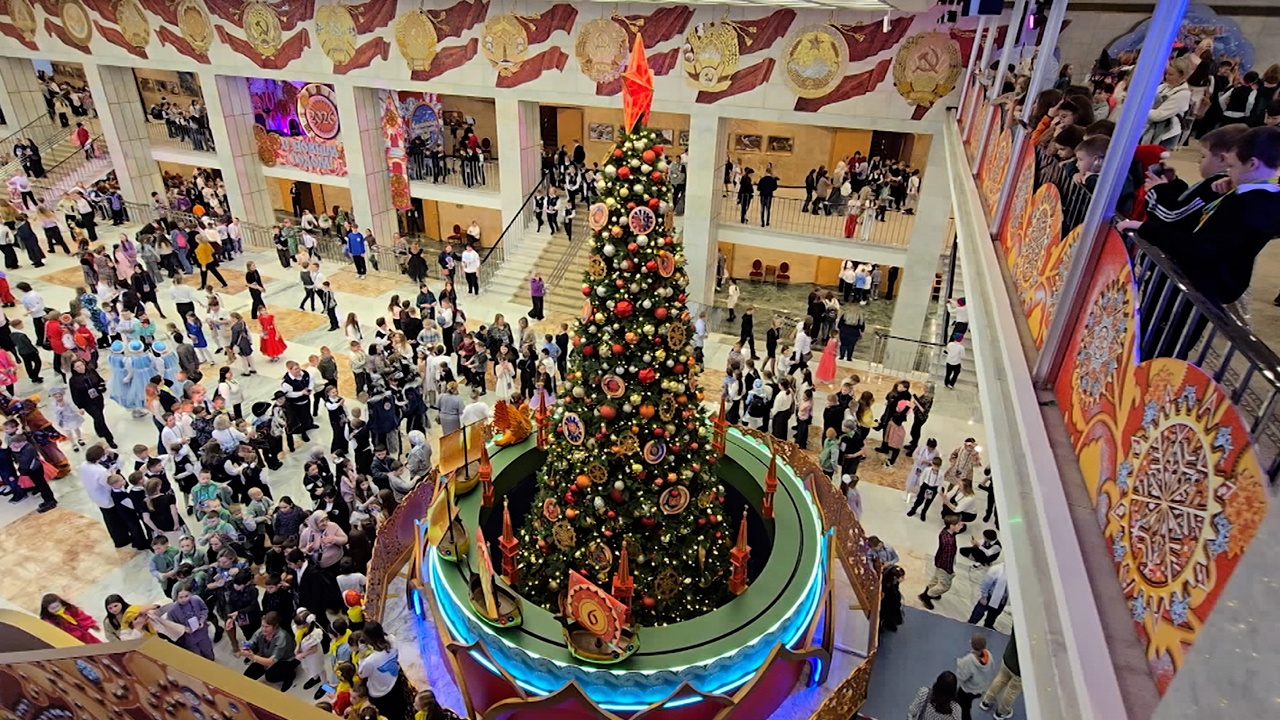 Детей из Донбасса встретили на Кремлевской новогодней елке