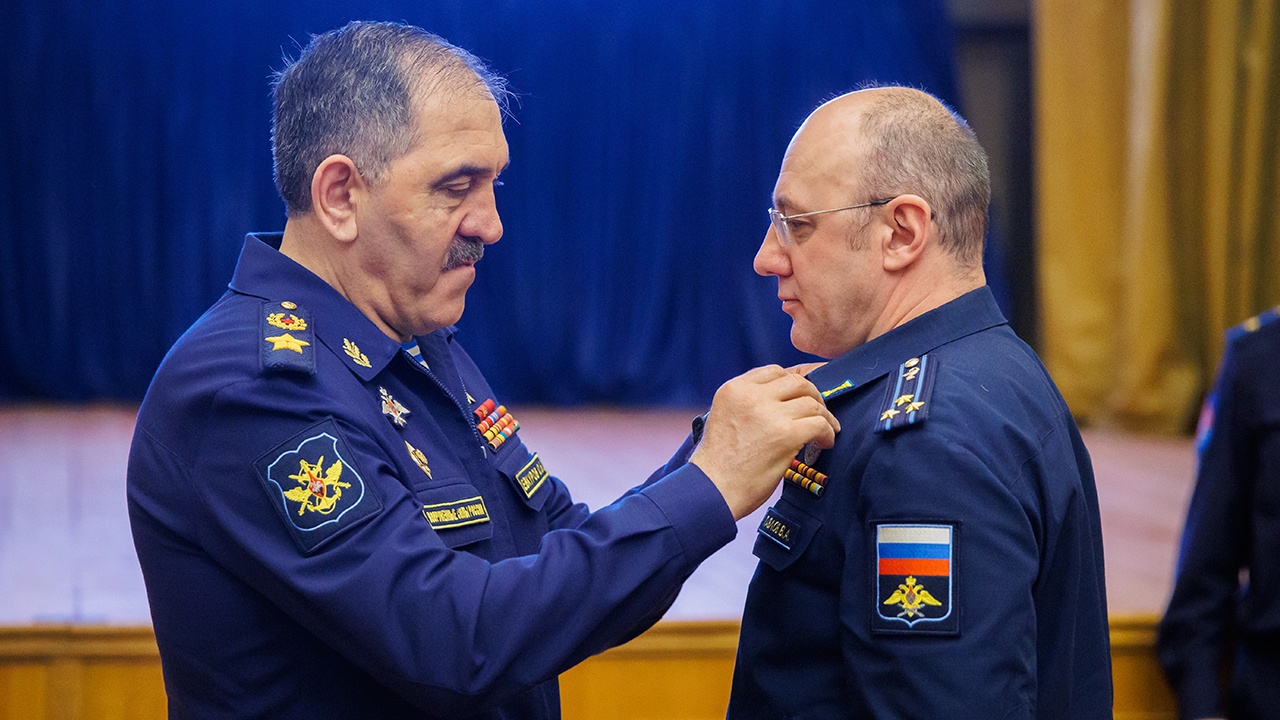 Евкуров вручил госнаграды участникам СВО в госпитале имени Бурденко