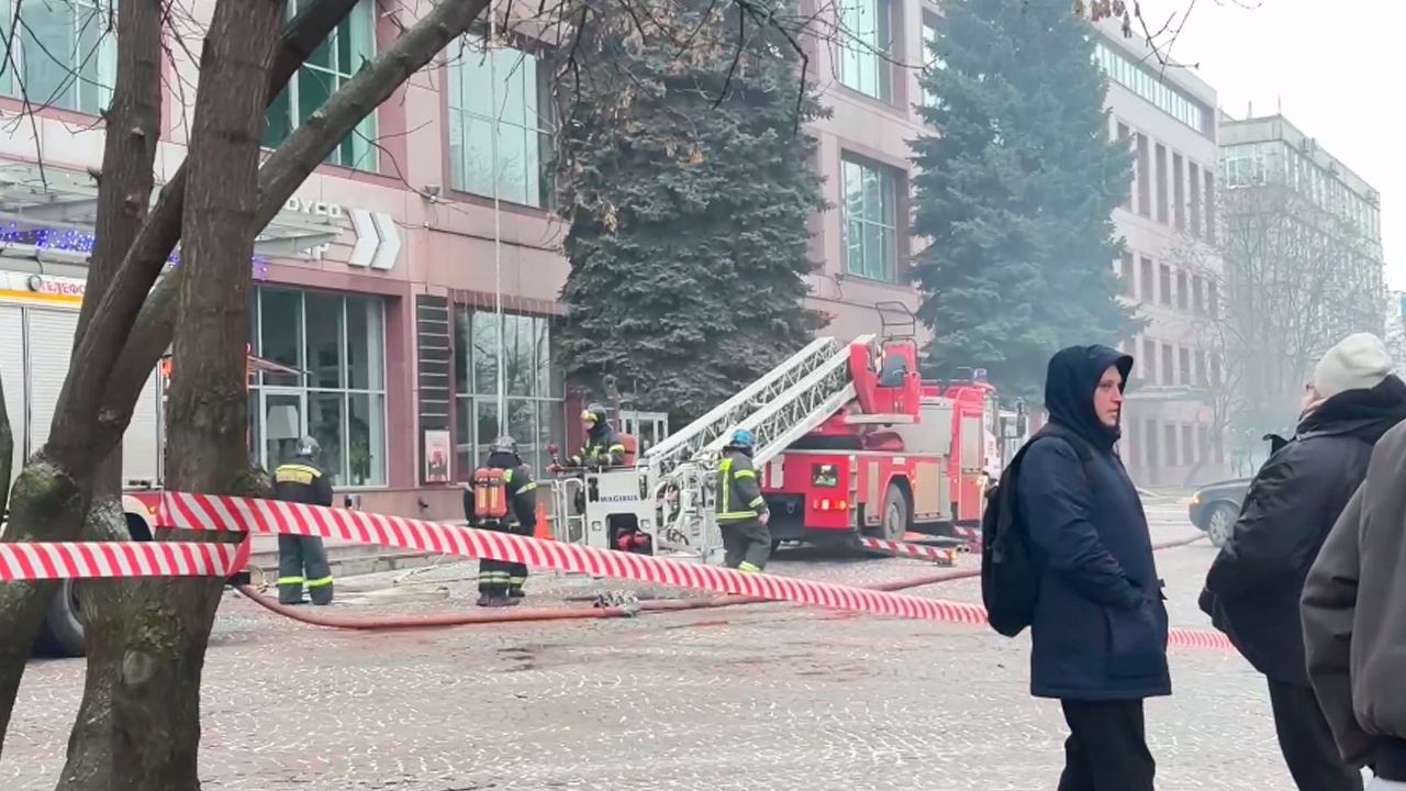 Людей эвакуируют из горящего бизнес-центра в Москве