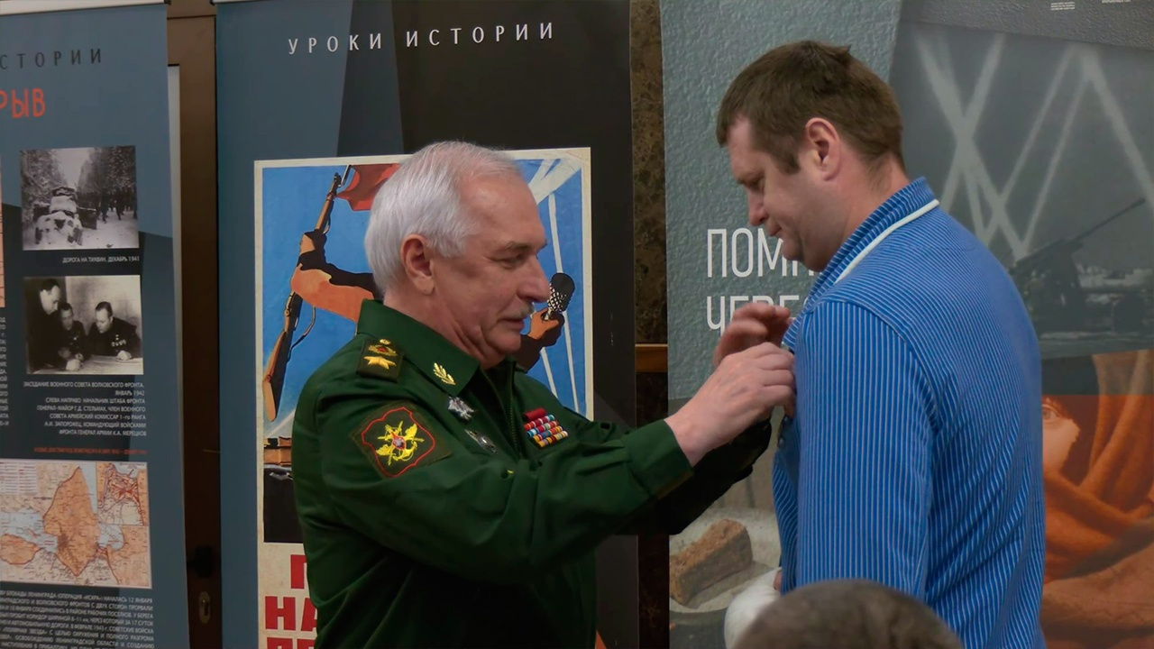 Горемыкин вручил награды участникам спецоперации в госпитале Мандрыка