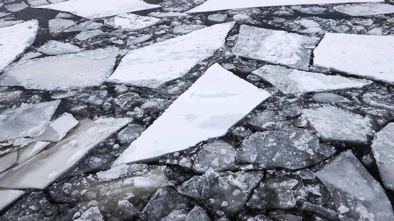В Балашихе прохожие спасли двух братьев, провалившихся под лед