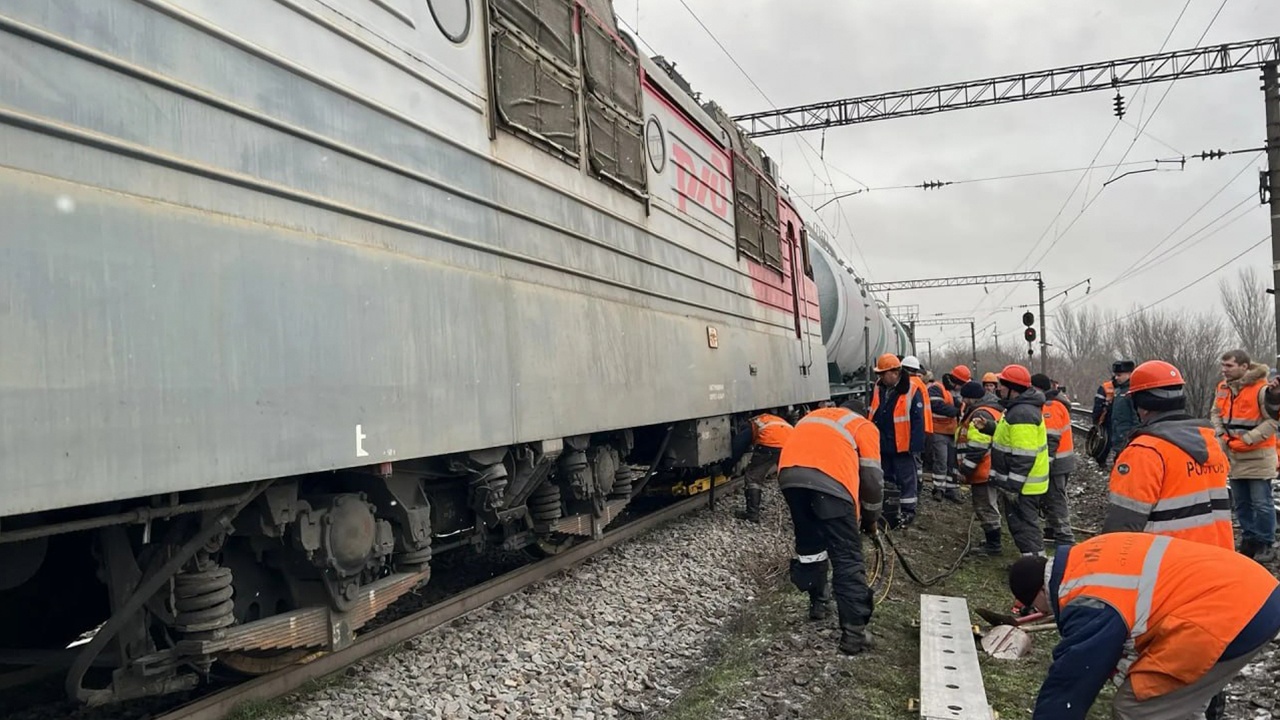 Из-за схода локомотива в Ростовской области задержаны более 20 поездов