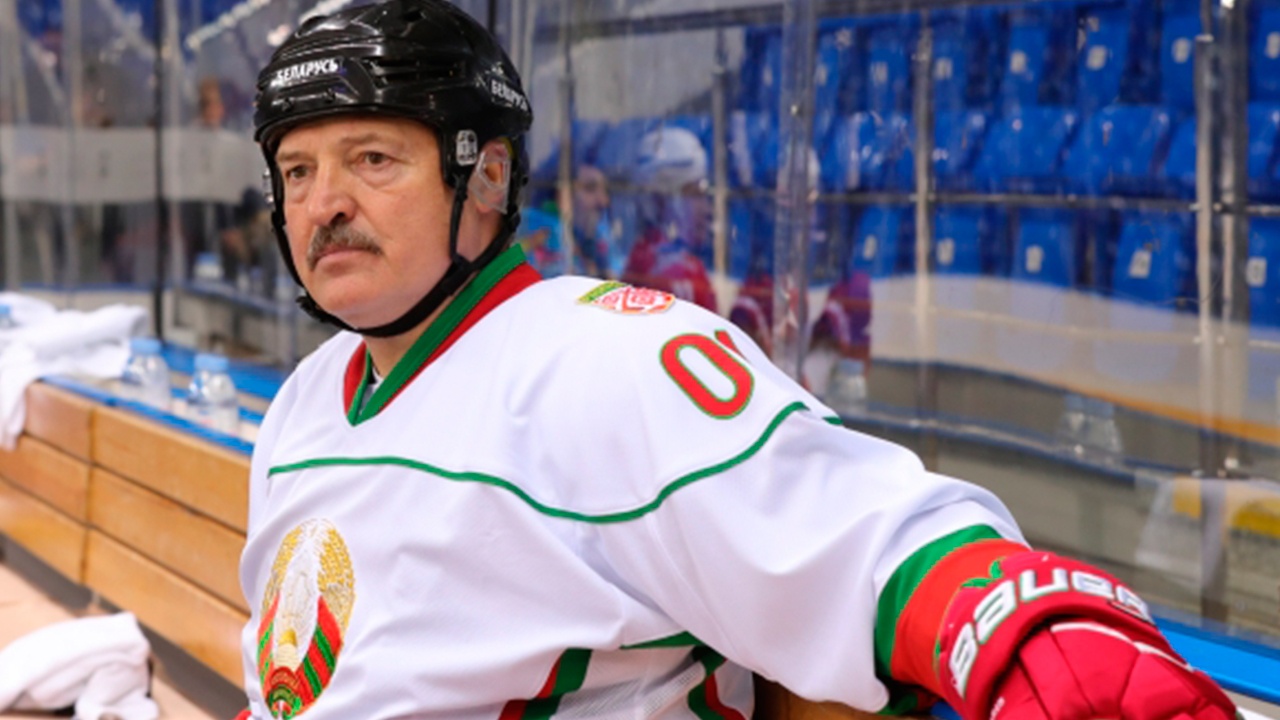 Лукашенко сбили с ног на хоккейном мачте