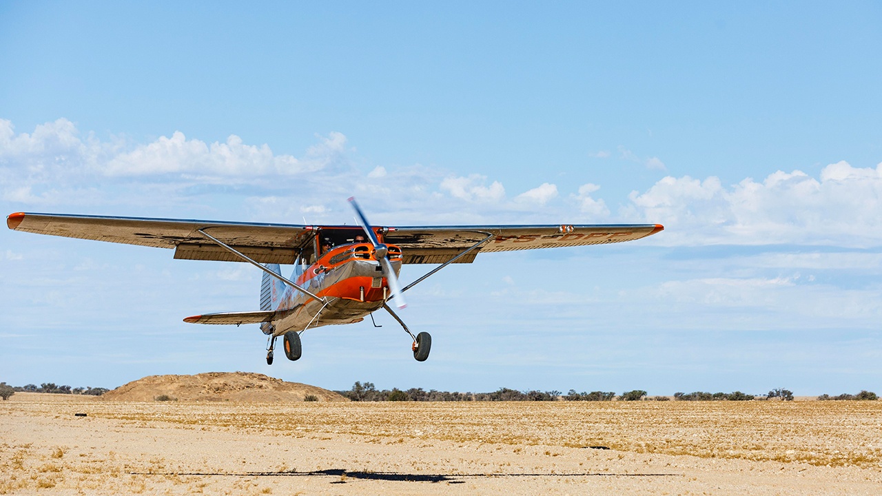 Рекламный самолет упал в море у пляжа Копакабана в Бразилии