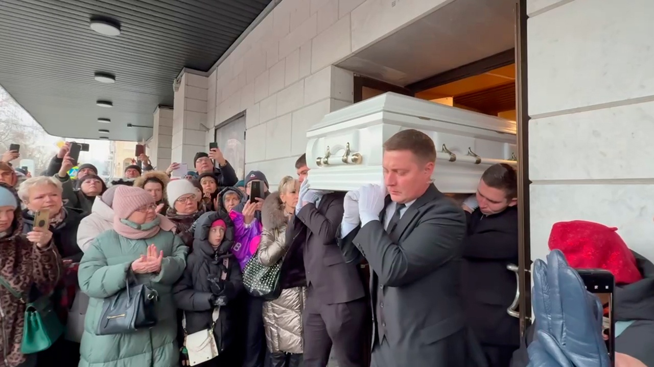 Толпа аплодисментами проводила Веру Алентову в последний путь