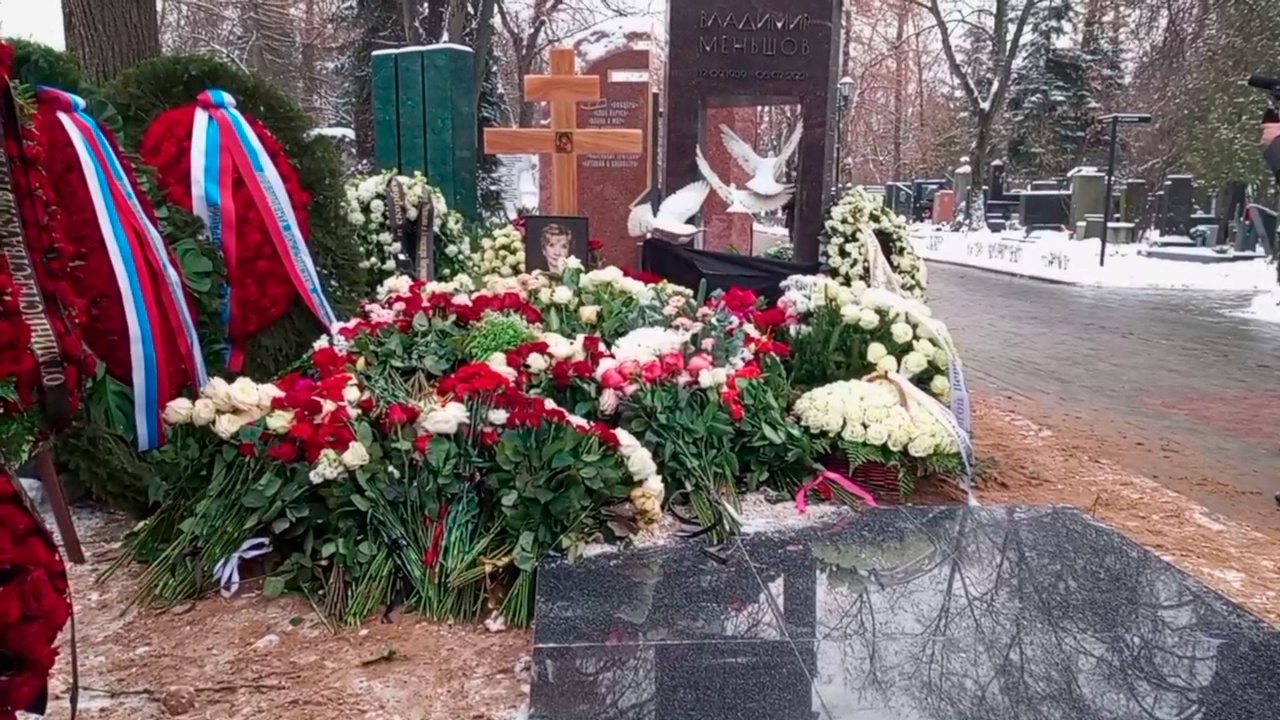Алентову похоронили рядом с мужем Меньшовым на Новодевичьем кладбище