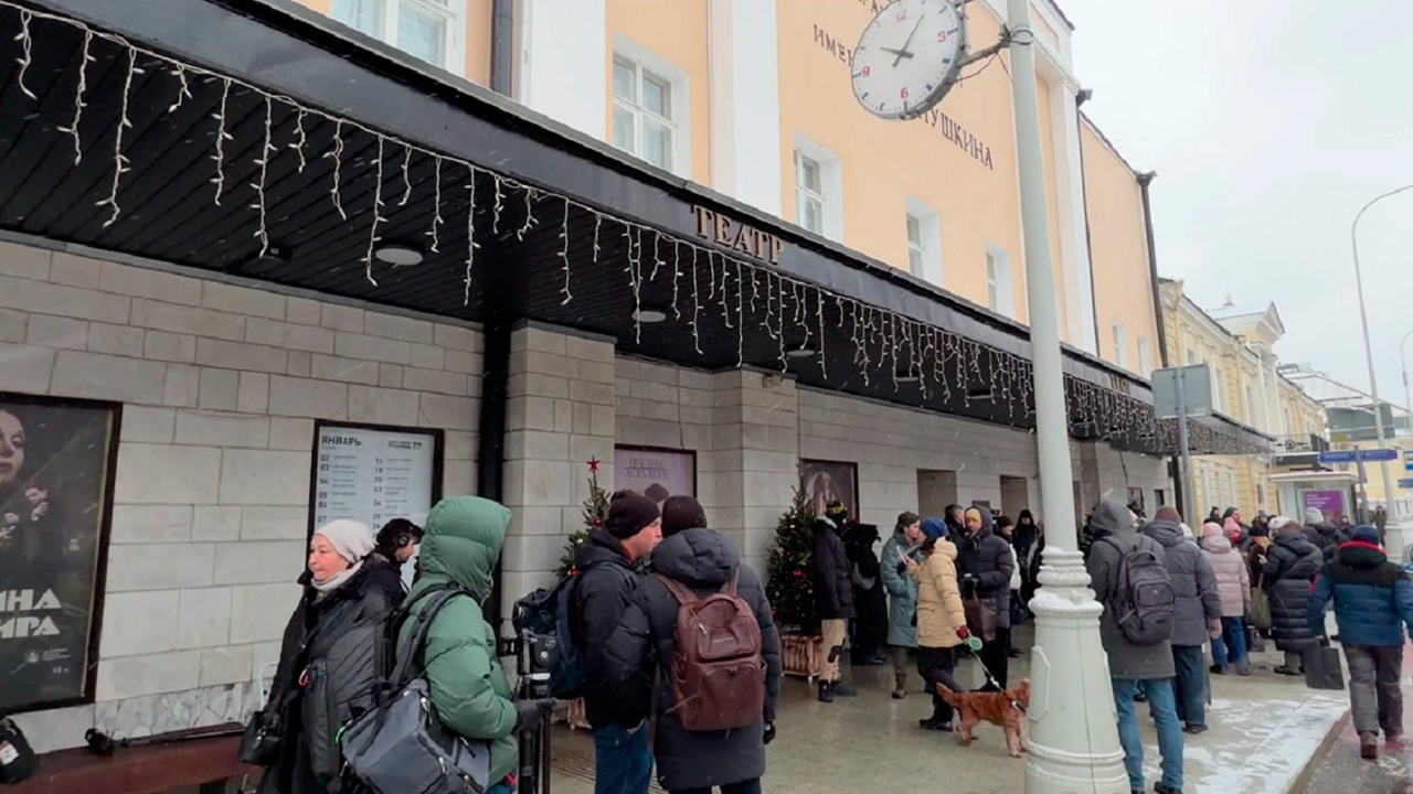 Очередь выстроилась к Театру Пушкина для прощания с Алентовой