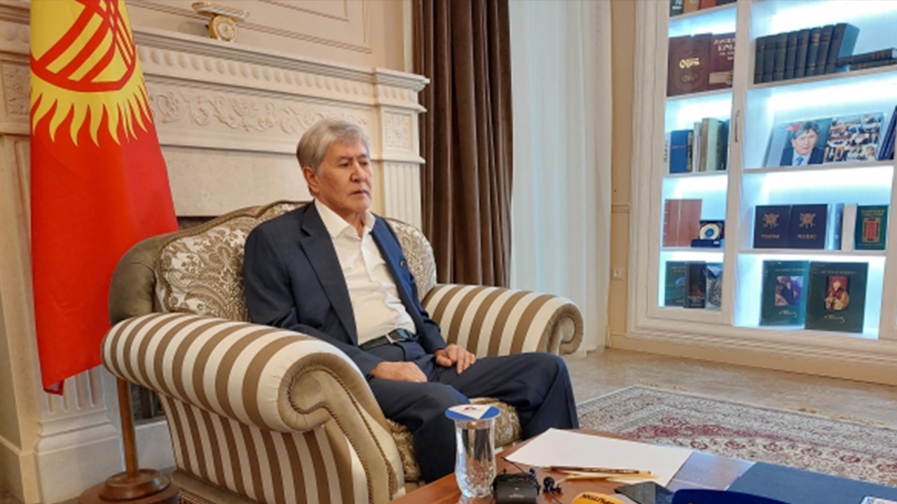 Жапаров лишил экс-президента Киргизии Атамбаева всех государственных наград