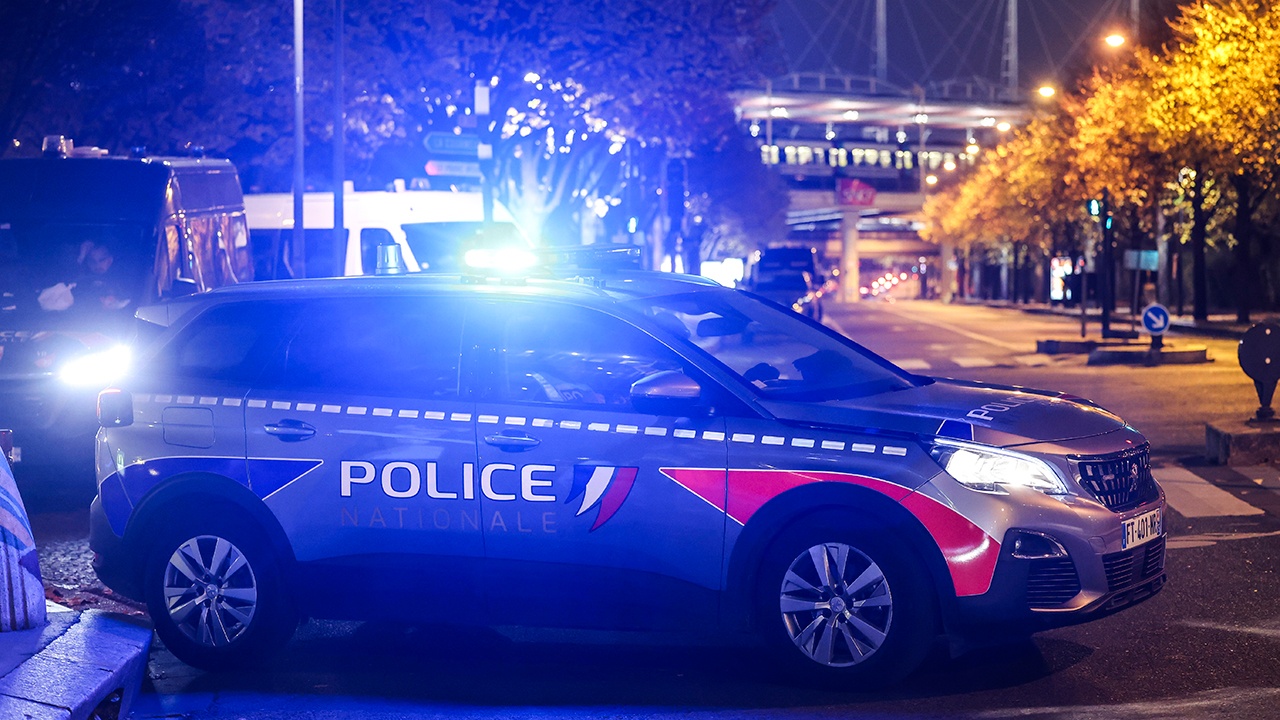 В парижском метро пьяный ранил молотком двух человек