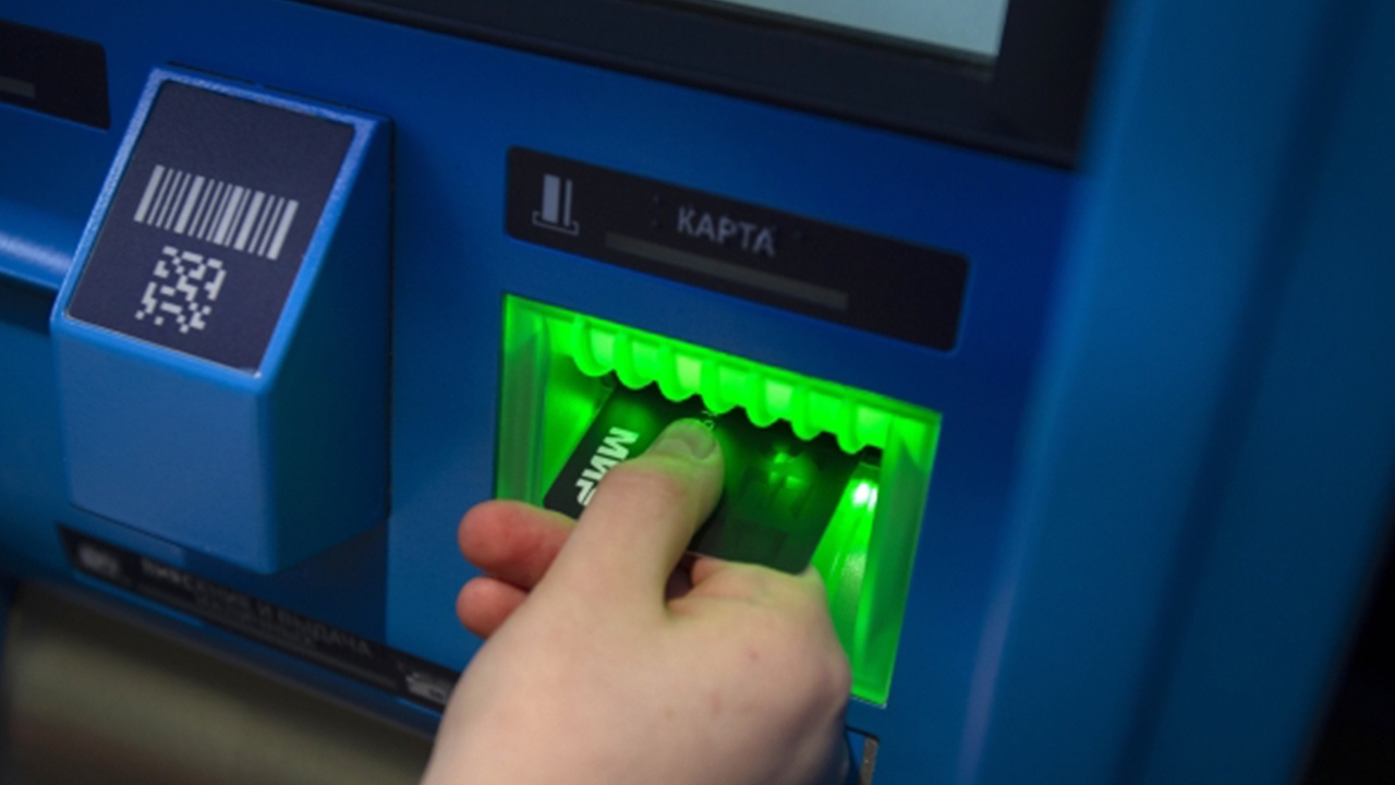 Россияне столкнулись с заморозкой банковских карт из-за переводов самим себе