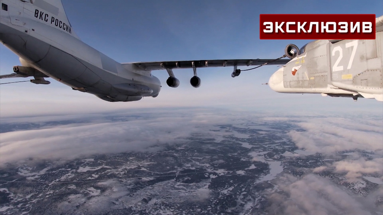 Летчики Северного флота отработали дозаправку в воздухе на Су-24М