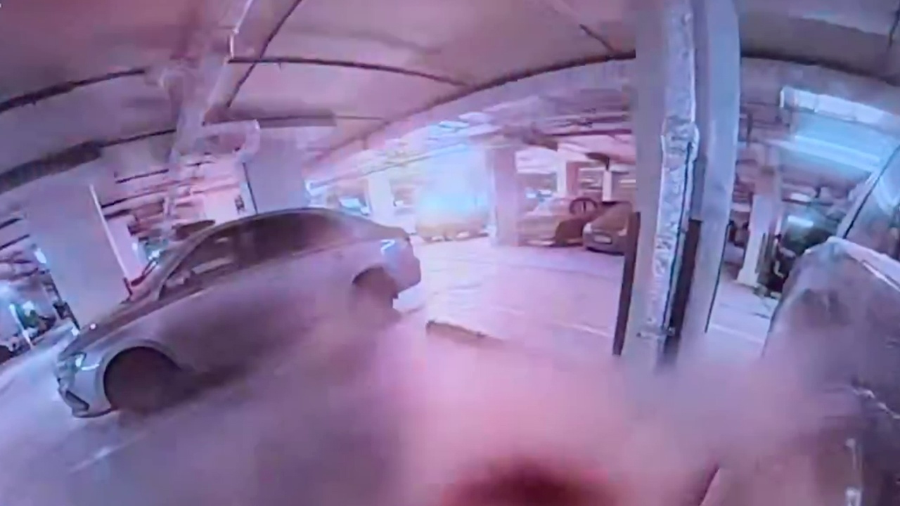 На подземной парковке в московском ЖК полыхнуло авто